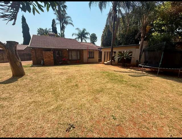 5 BEDROOM HOUSE FOR SALE IN ROOIHUISKRAAL